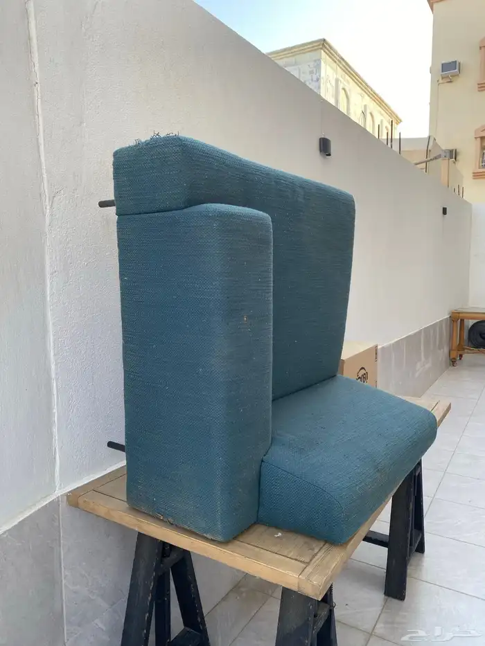 كنب زاوية مفرد بحالة جيدة   تصميم مميز ومريح 0