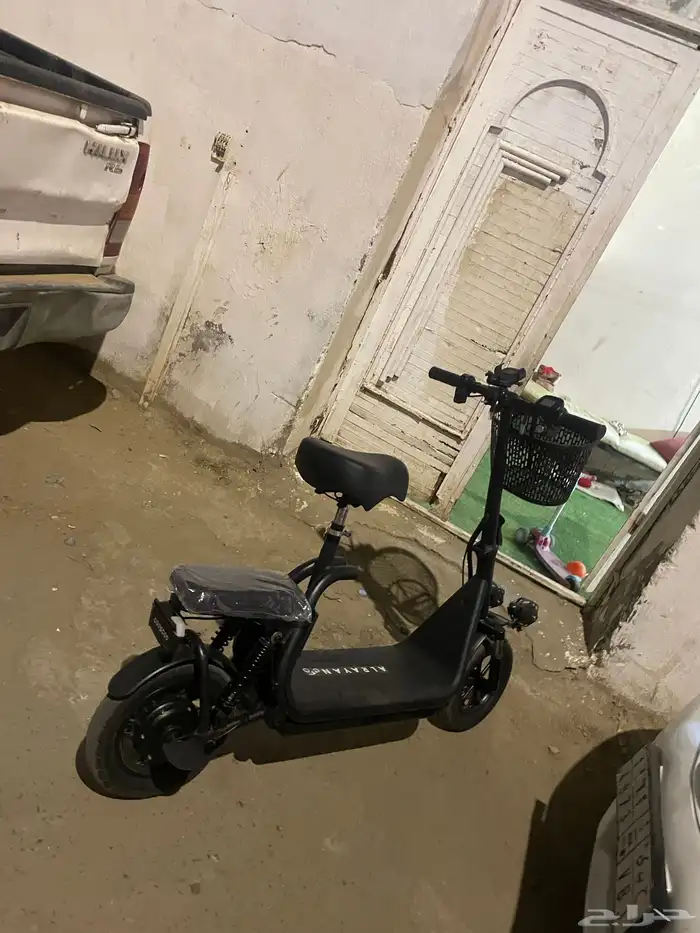 سكوتر نظيف جدا السكوتر لايشكي من شي استخدمه اسبوع بس الصامل 3