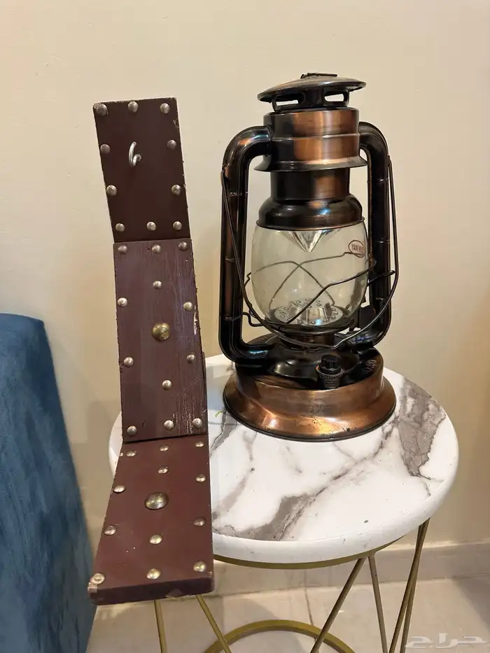 فانوس نظيف مع القاعده الخشبيه للبيع 0