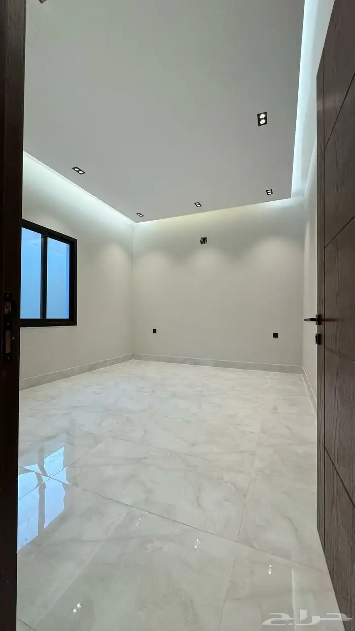 للبيع دور ارضي بتصميم مودرن حي الرمال 11