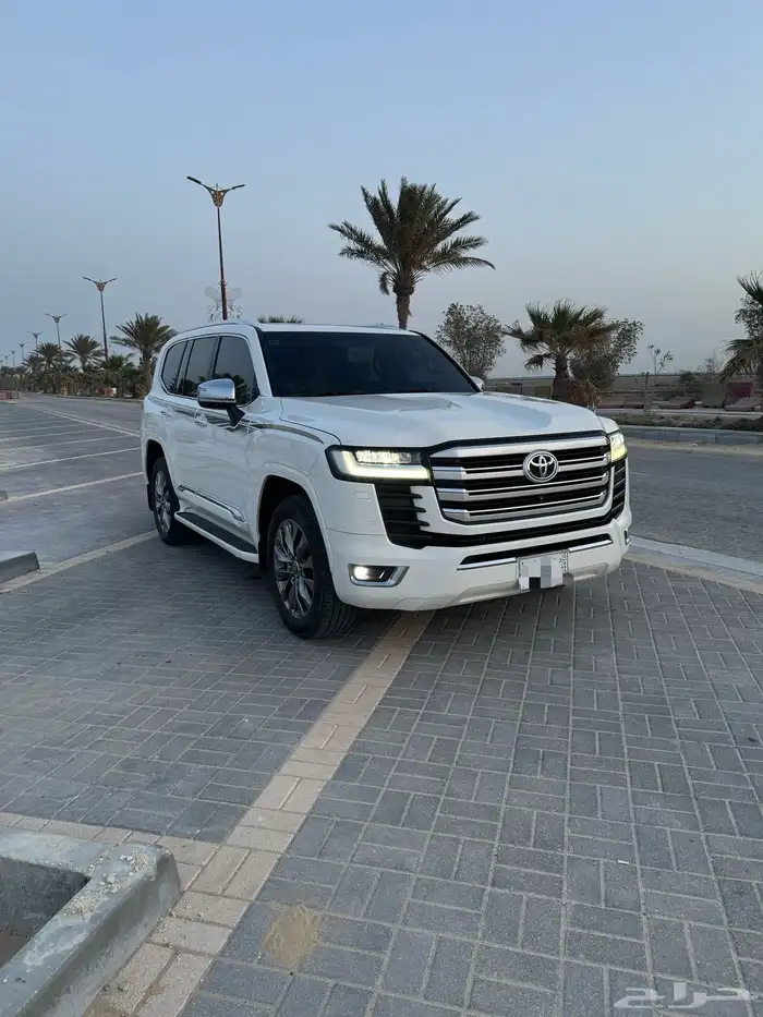 لاندكروزر 2023 VX وارد قطر 3