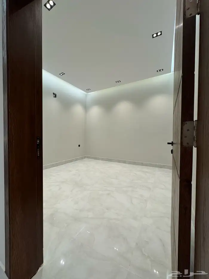 للبيع دور علوي بتصميم مودرن حي الرمال 3