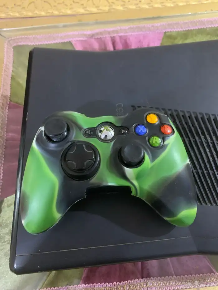 اكس بوكس360 نظيف معه يد واحده ومعاه كاميرا انباع والله يوفقه 2