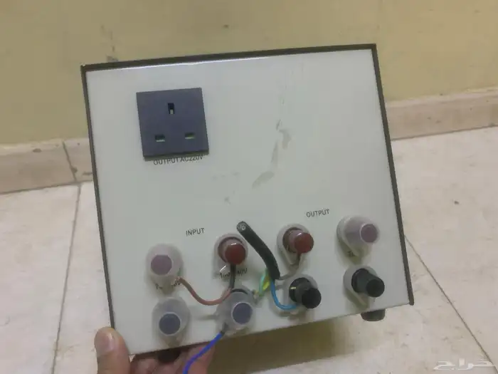 محول ومنظم كهرباء ياباني 3000 يحول من 220 الى 110ولعكس 3