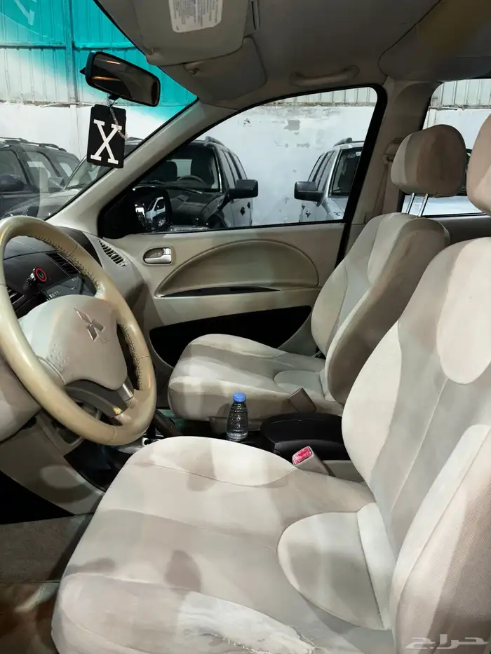 ميتسوبيشي CMC Z7 2012 عائلي ثلاث صفوف 6