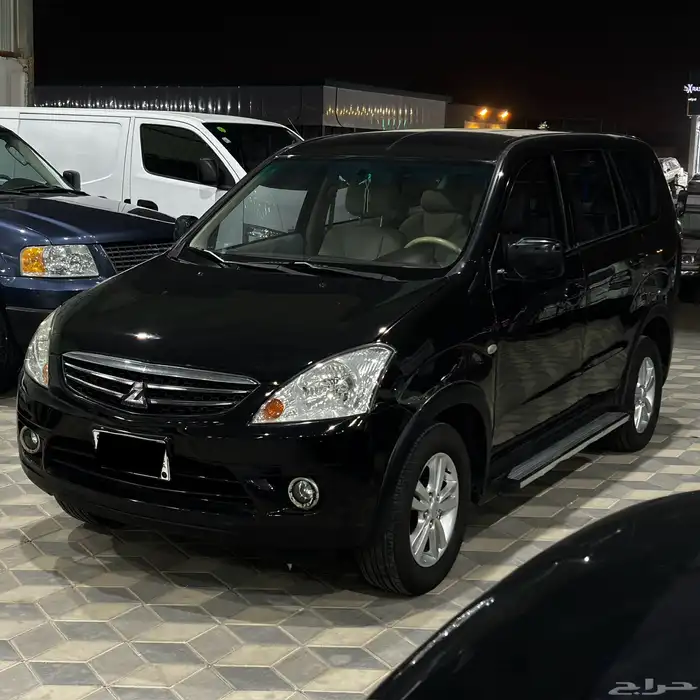 ميتسوبيشي CMC Z7 2012 عائلي ثلاث صفوف 2