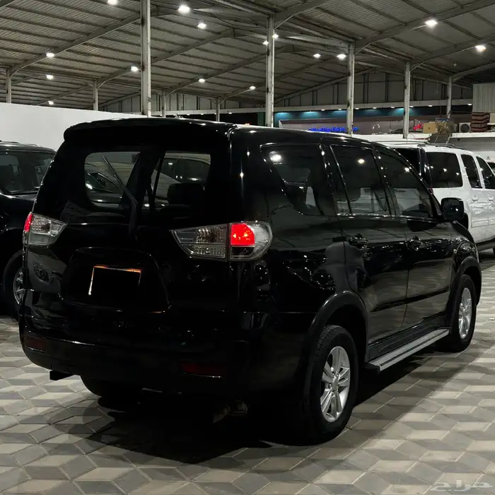 ميتسوبيشي CMC Z7 2012 عائلي ثلاث صفوف 4