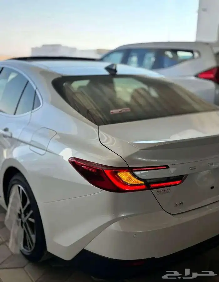 تويوتا كامري LE هايبرد 2025 اصفار 8