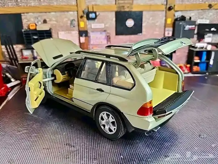 مجسم سيارة BMW X5 نادر ومقطوع من السوق 5