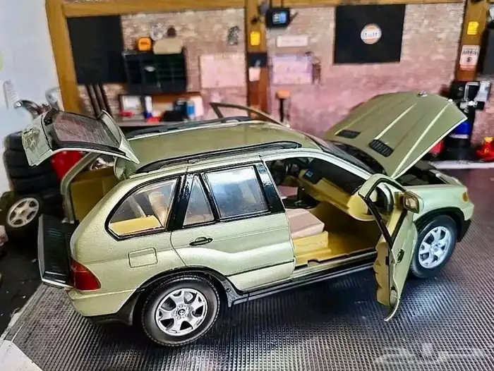 مجسم سيارة BMW X5 نادر ومقطوع من السوق 4