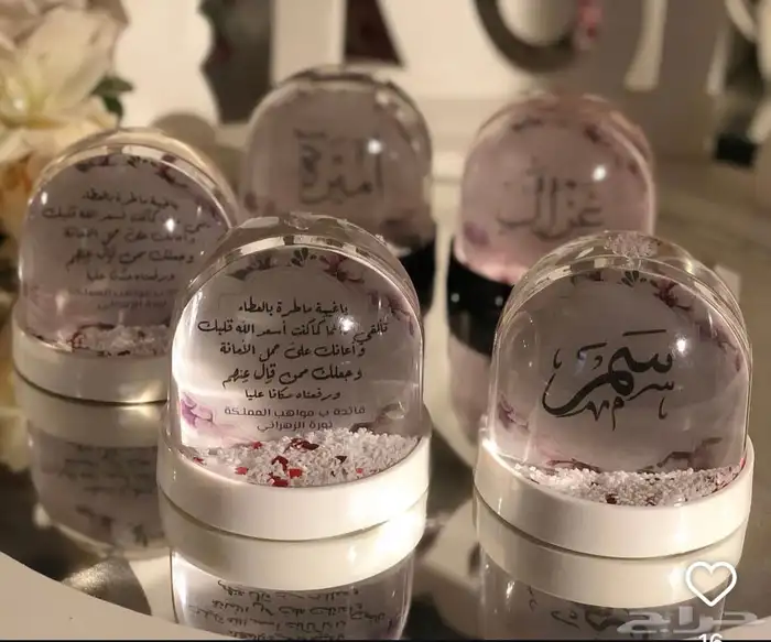 بلورات ثلجية وأكواب تخرج 1