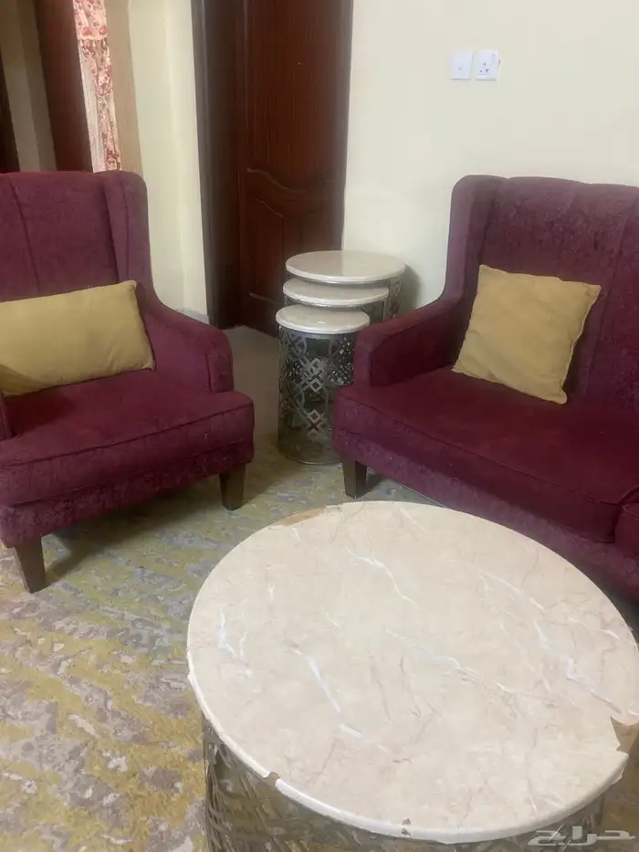 كنب ثلاث قطع مع طاولاتها وزوليه 0