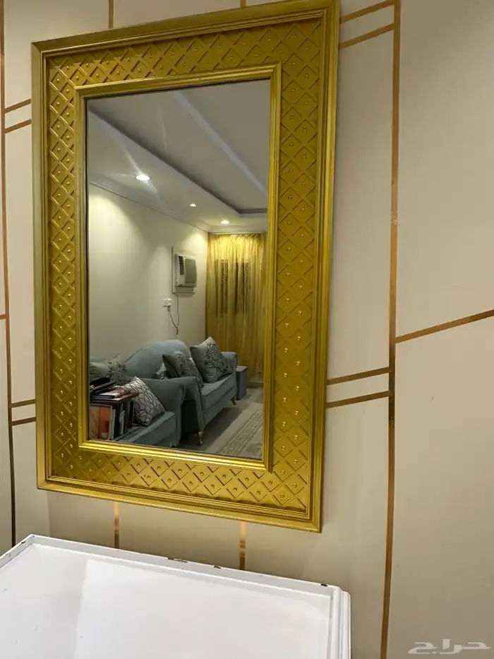 للبيع الطاوله والمرايه 1