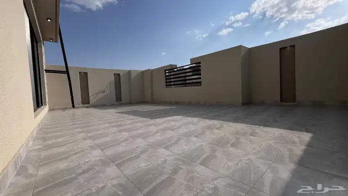 للبيع ارواف ارضيه وعلويه بمدخل سياره طريق المدينه العسكريه 8