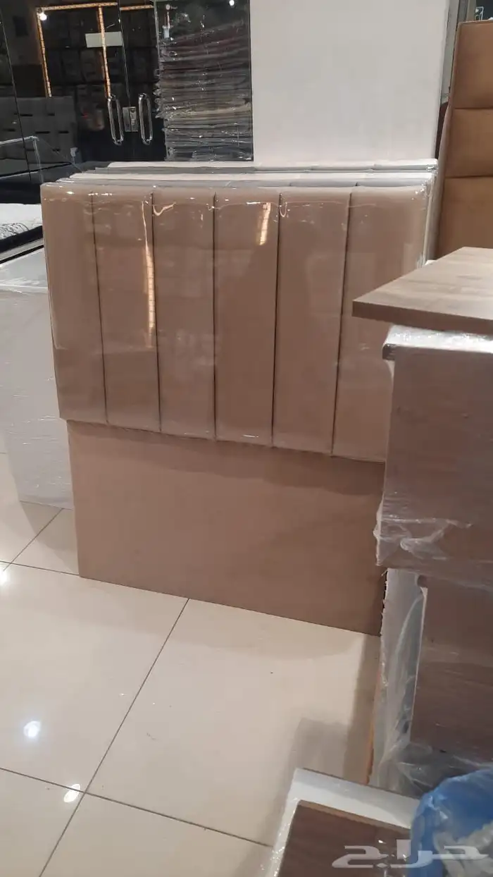 سرير خشب يوجد مراتب ومخدات ومفارش 3