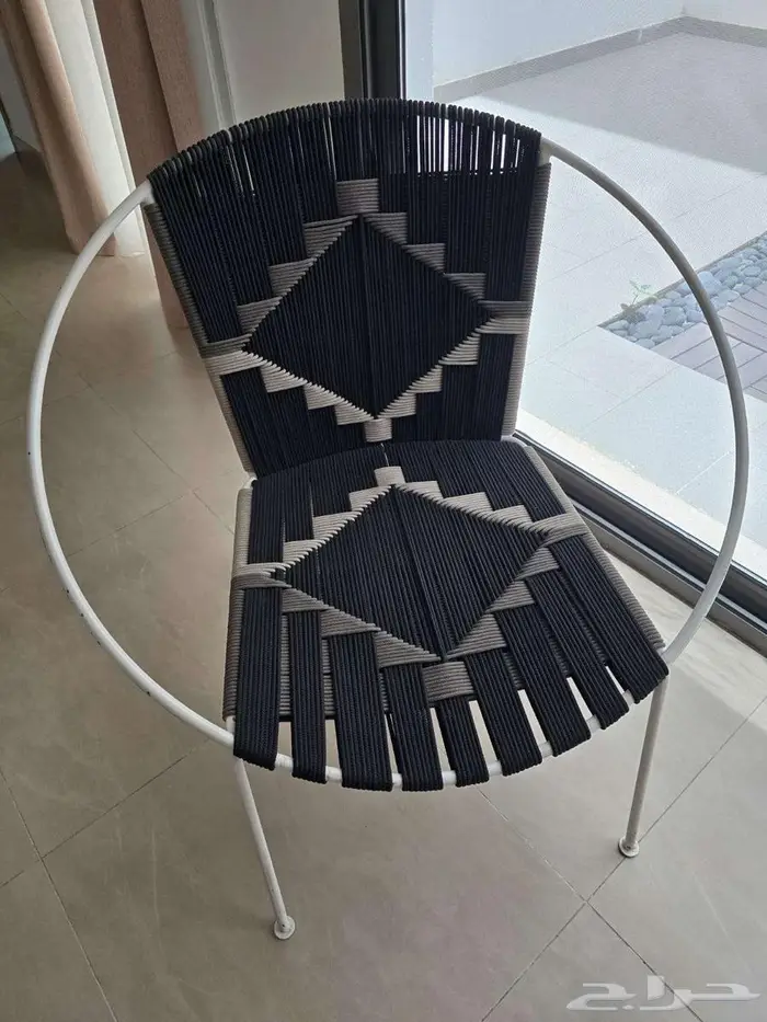 كرسي جلسات خارجية شبه جديد بدون تقطيع 0