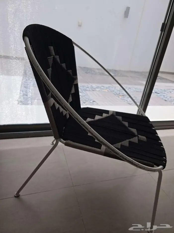 كرسي جلسات خارجية شبه جديد بدون تقطيع 1