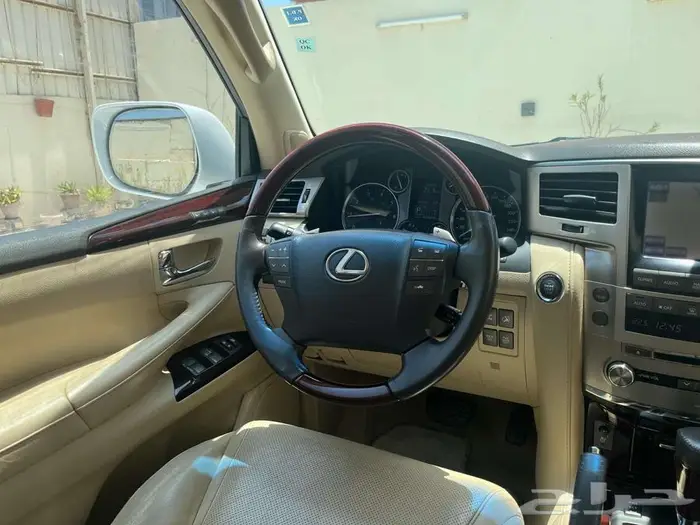 لكزس LX 570 2013 ممشى 84 الف كيلو 2