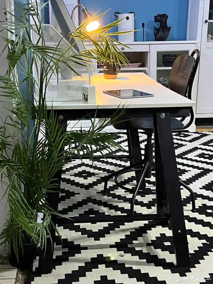 مكتب وكرسي مع اضاءة من ايكيا 3