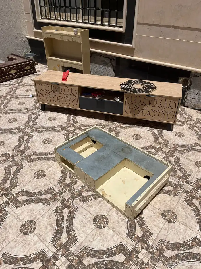 للبيع وجارين دلال ودرج دلال شبه جديده وطاولة بلازما 0