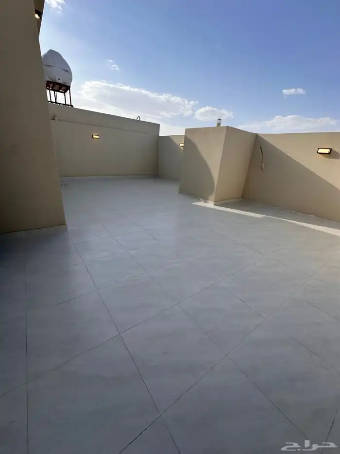 للبيع روف (دور ثاني بملحق) طريق ابها الخميس وقرب نادي ضمك 32