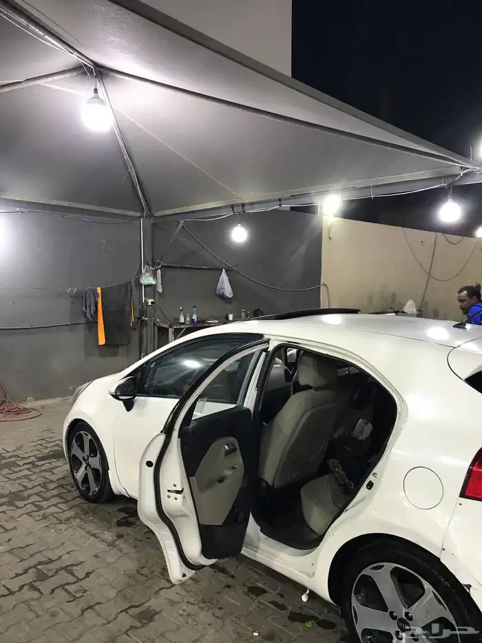 كيا ريو هاتش باك نضيفه بحالة الوكالة 2015 11