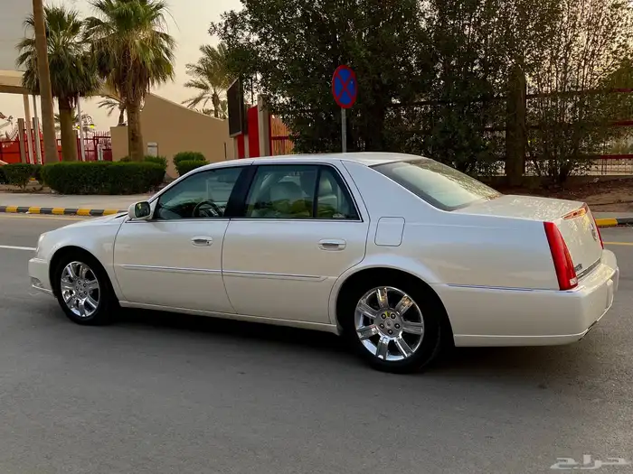 كاديلاك DTS 2011 24