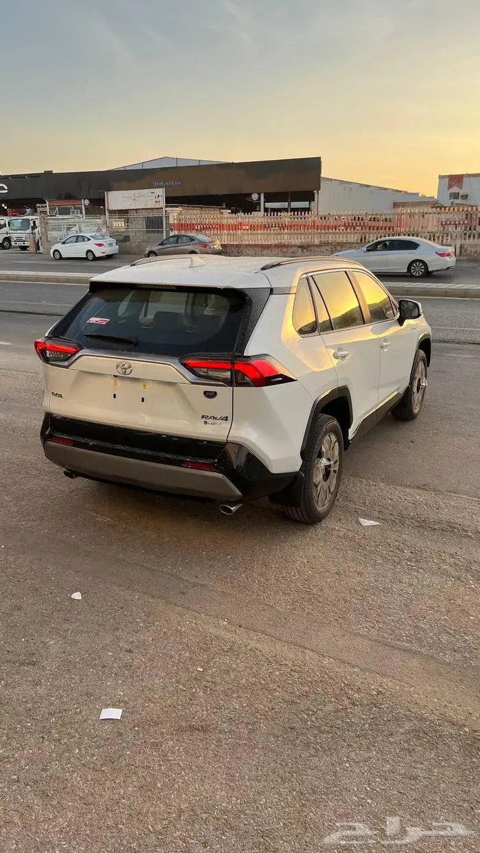 تويوتا راف فور بنزين XLE نص فل 2025 4