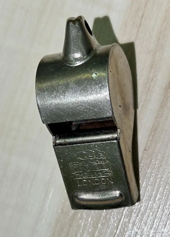 صافرة-صفارة من لندن عمرها تقريبا 60 عام 0