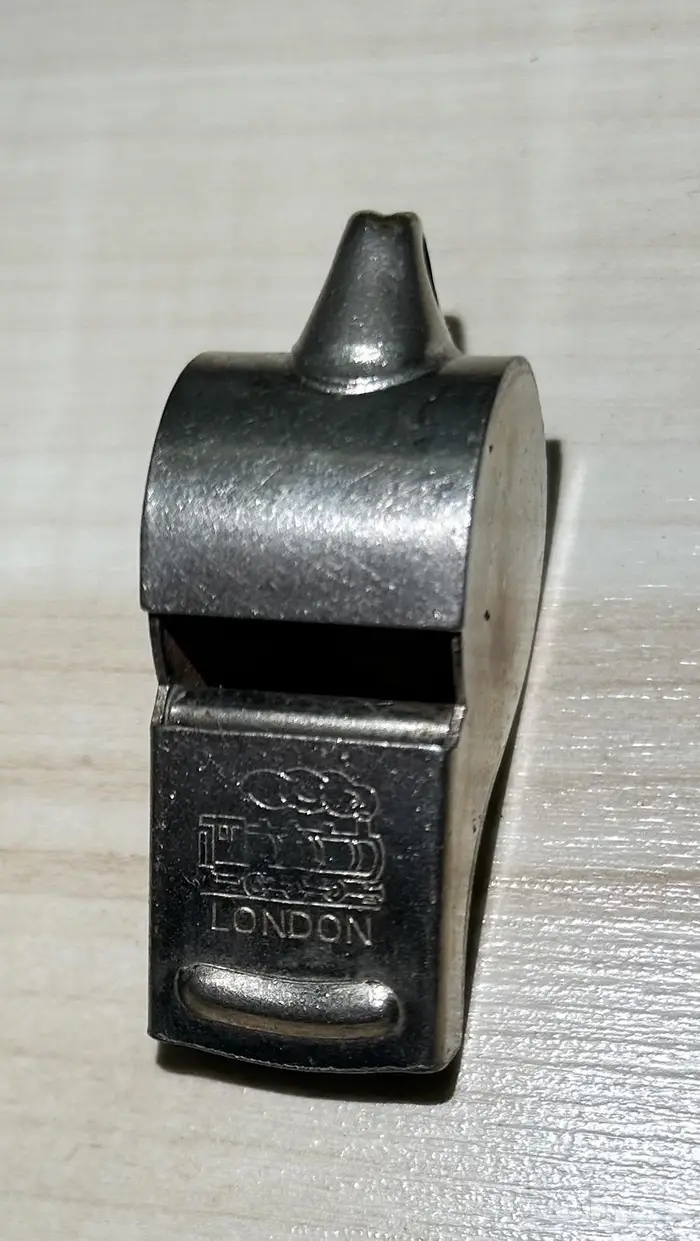صافرة-صفارة من لندن عمرها تقريبا 60 عام 1