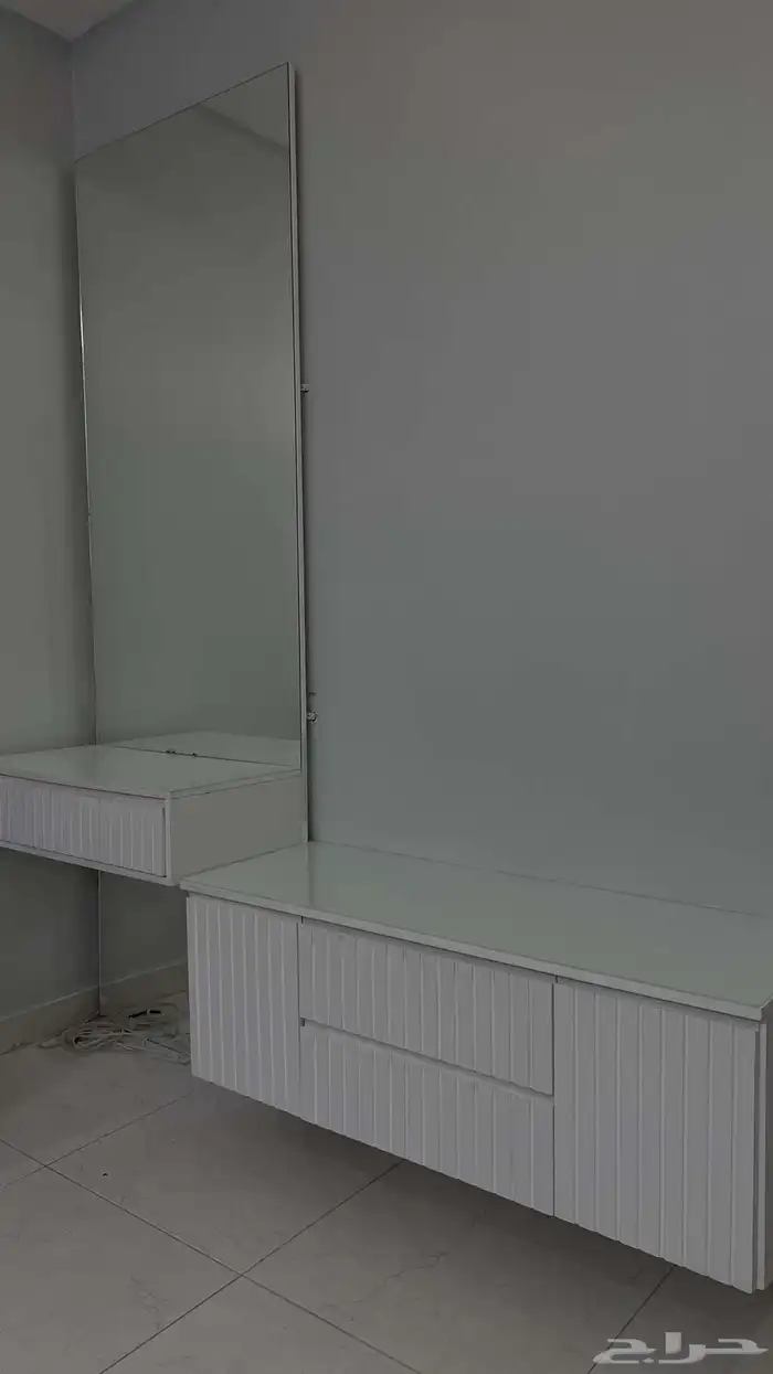 دولاب وتسريحه شبه جديده كلها لاعلى سومه 0