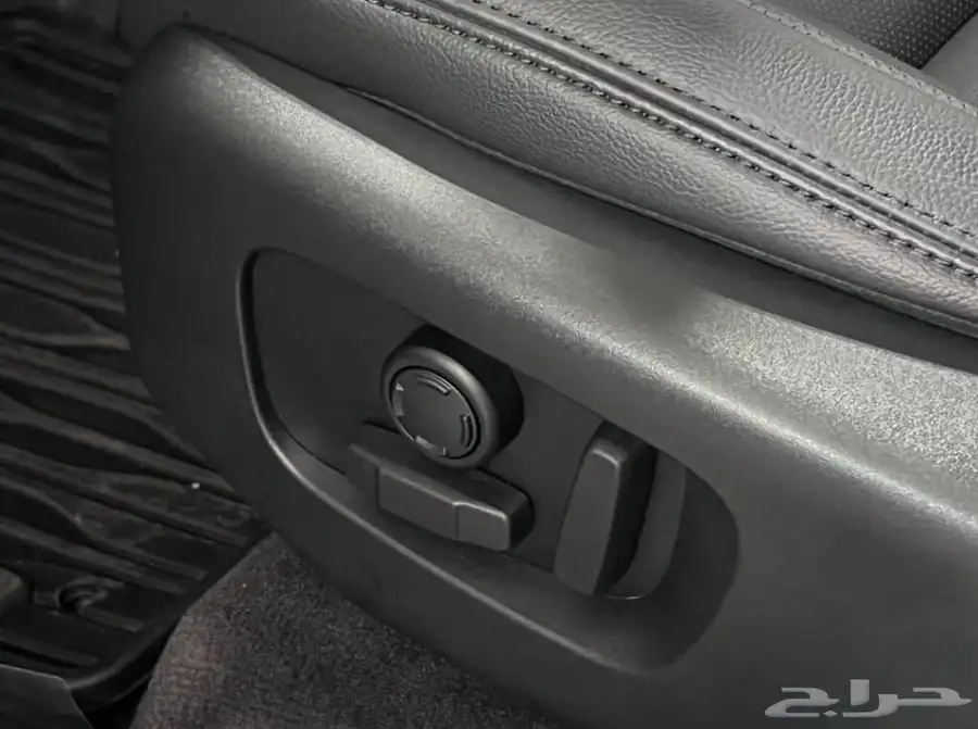 رنجروفر فيلار Range Rover velar dynamic SE موديل 2024 16