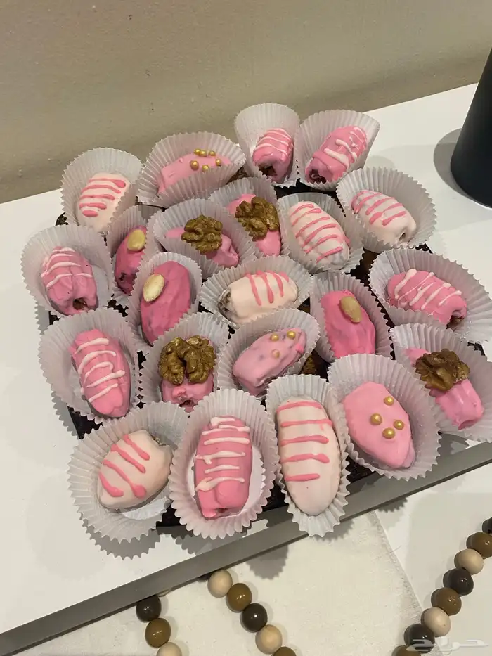 تمر محشي بالمكسرات مغلف بالشوكلاته 1