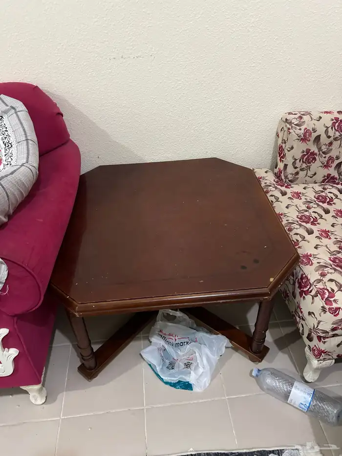 غرفه نوم مع كنبتين و كرسيين 5