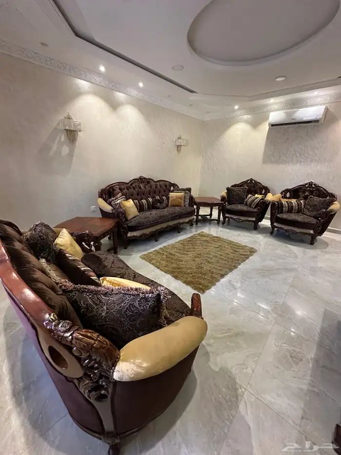 طقم كنب كامل شامل الطاولات والسجاد 0