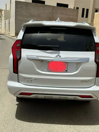 للبيع متسوبيشي مونتيرو ديزل نص فل 2023 المالك الاول 6