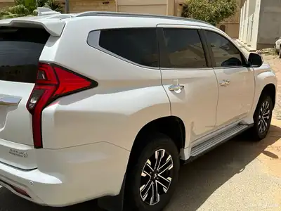 للبيع متسوبيشي مونتيرو ديزل نص فل 2023 المالك الاول 5