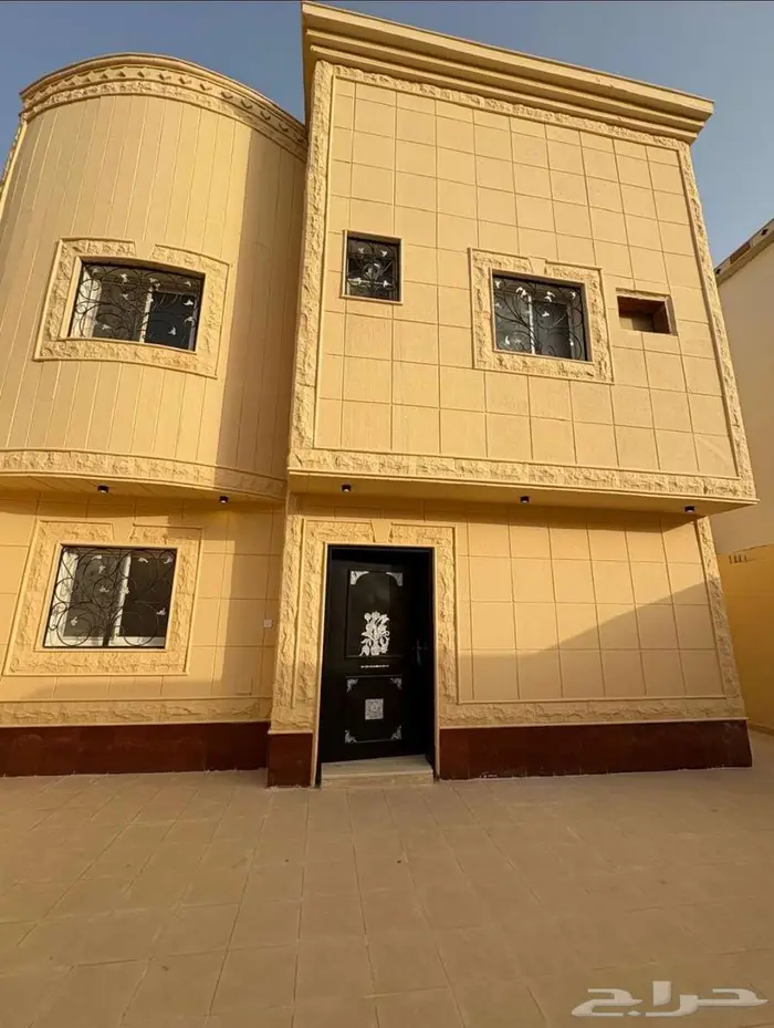 للبيع فيلا مساحة 375 دور وثلاث شقق 1
