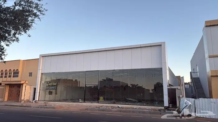 للايجار صالة تجاريه على شارع الامير نايف صديان الشرقي 0