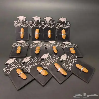 توزيعات استاند مع كسرة عود 12 حبة - توزيعات التخرج 4