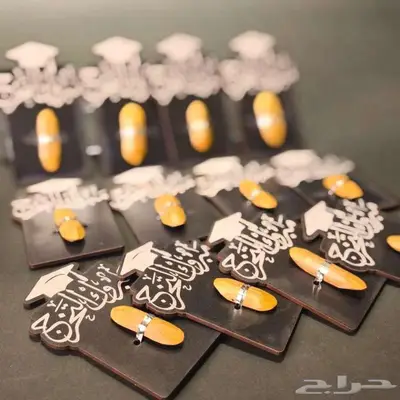 توزيعات استاند مع كسرة عود 12 حبة - توزيعات التخرج 1