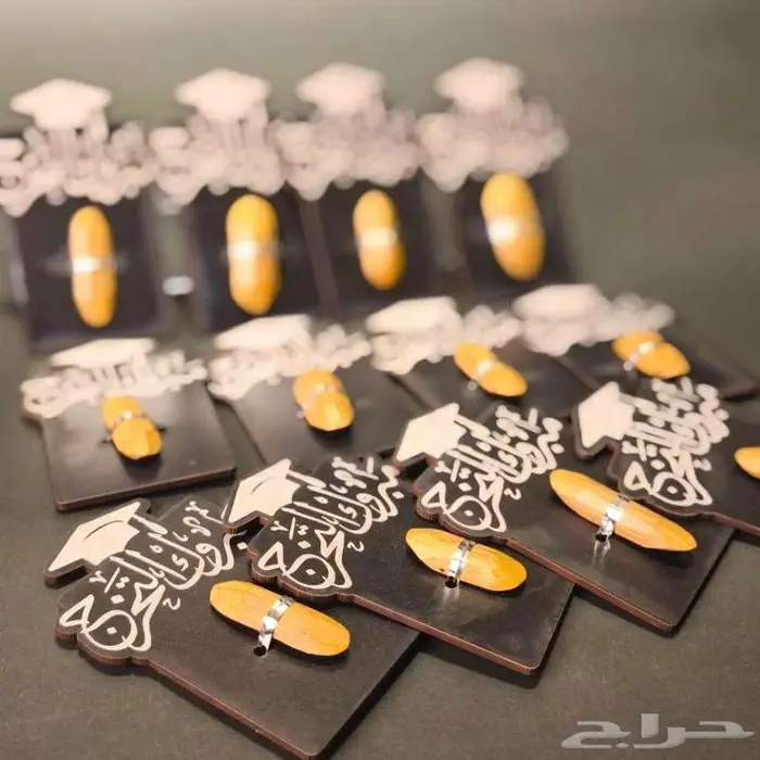 توزيعات استاند مع كسرة عود 12 حبة - توزيعات التخرج 1