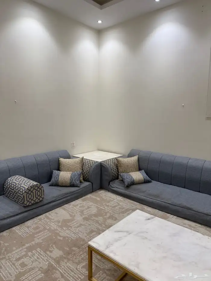 كنب ارضي مع طاولات رخام ومكيت 0
