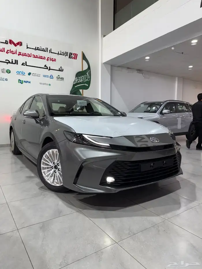 تويوتا كامري E بلس هيبرد 2025 8