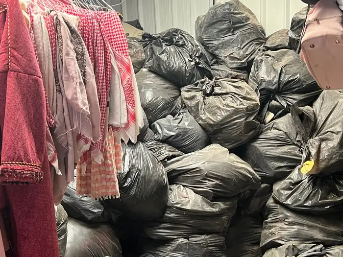 ملابس واحذية وبطانيات ومواعين مستعمله 3