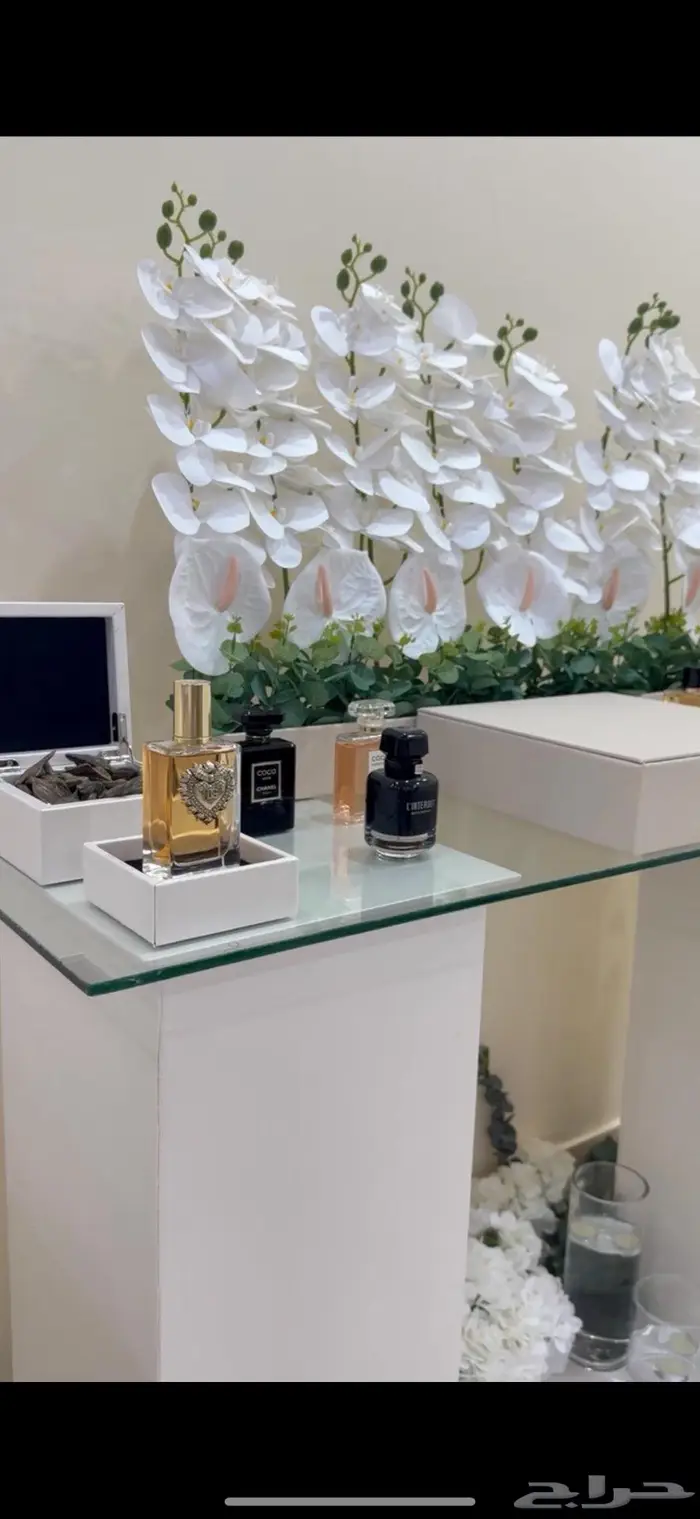 ركن عطور للايجار مع مشرفه . 1