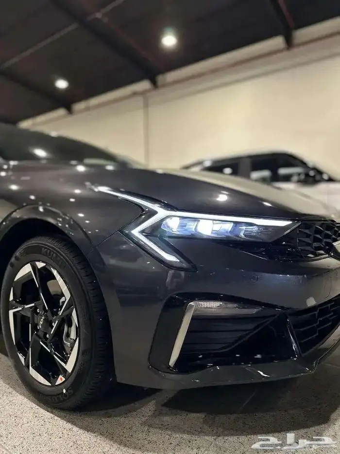 كيا K5 2025 ستاندرد مطور ابيض واسود ورمادى 7