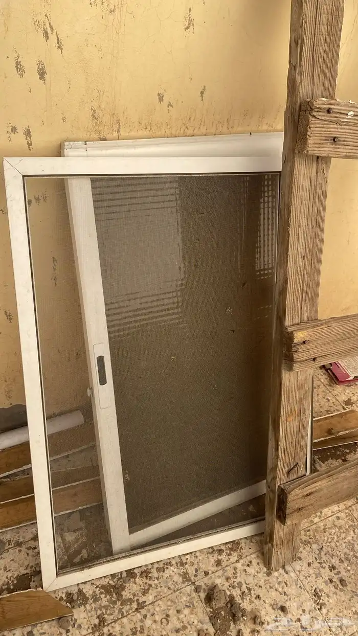 باب خشب و2 شبابيك المنيوم مع احلوقها وشبابيك حديد 4