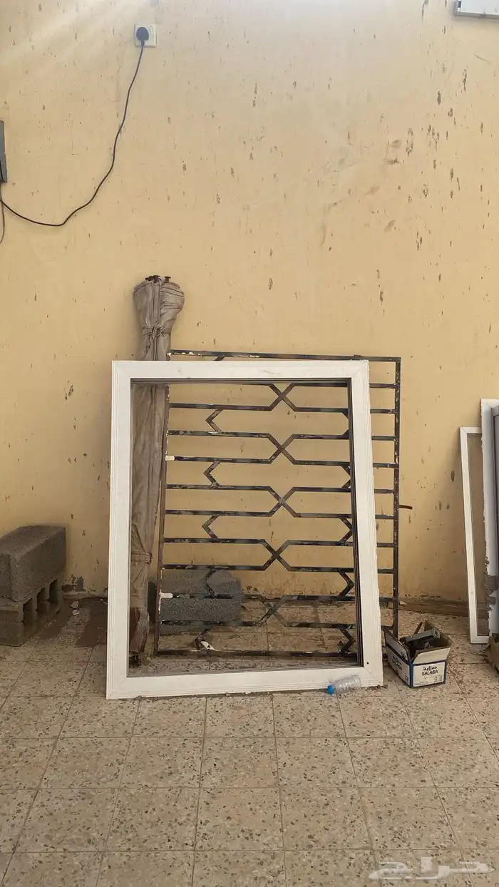 باب خشب و2 شبابيك المنيوم مع احلوقها وشبابيك حديد 2