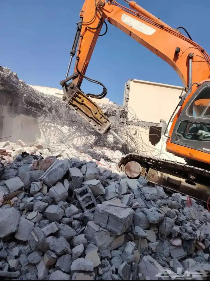 هدم مباني و حفر اراضي 0